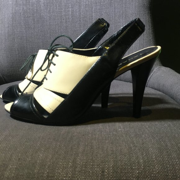 TAHARI leather Claudia shoes , size 8.5 M - Picture 3 of 9